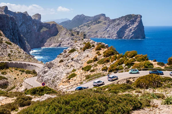 Mallorca, İspanya - 6 Mayıs 2019: Mayorka adasında Cap de Formentor, dağlara ve Akdeniz'e bir bakış açısı