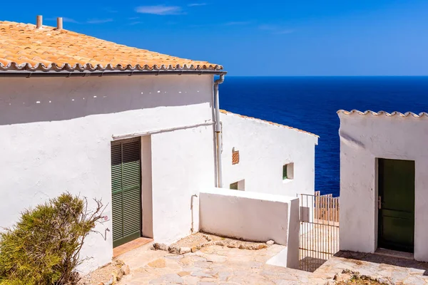 传统的西班牙建筑,马略卡岛蓝色海景的房子 — 图库照片