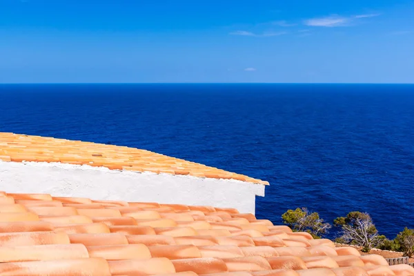 A hagyományos ház tetején, kilátással a kék tengerre. Palma de Mallorca, Spanyolország — Stock Fotó