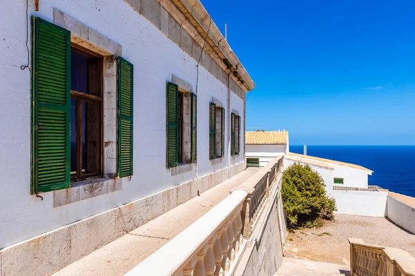 Hagyományos spanyol építészet, a ház zöld redőnyök a szigeten Mallorca, Spanyolország — Stock Fotó