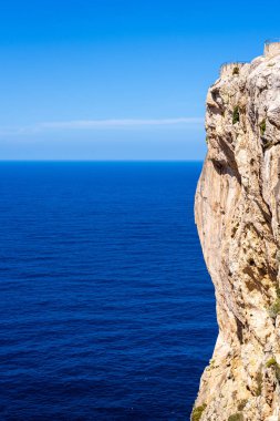 Mirador es Colomer kaya - Cap de Formentor de ana bakış açısı üzerinde 200 m yüksekliğinde kaya bulunan. Mallorca, İspanya