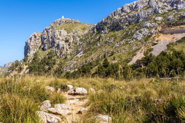 Mallorca'nın kuzeydoğusunda üst kısmında kule olan dağlar. Cap de Formentor. İspanya