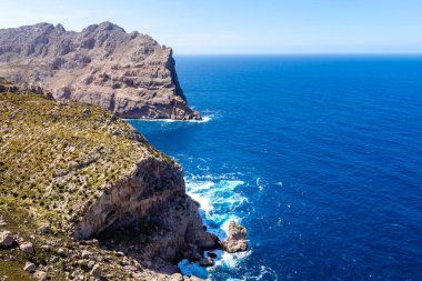 Mallorca'nın kuzeydoğusunda inanılmaz kayalıklar var. Cap de Formentor. İspanya