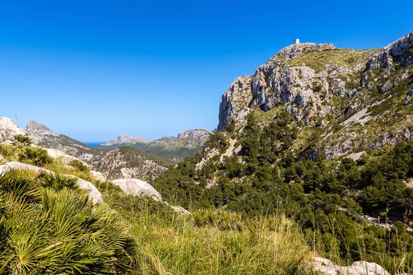 Mallorca'nın kuzeydoğusunda üst kısmında kule olan dağlar. Cap de Formentor. İspanya