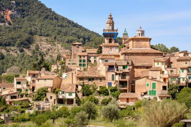 Valldemossa, batı Mallorca Tramuntana dağlarının ortasında pastoral bir vadide kırsal kasaba. Baelaric adaları, İspanya