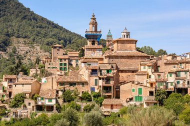 Valldemossa, batı Mallorca Tramuntana dağlarının ortasında pastoral bir vadide kırsal kasaba. Baelaric adaları, İspanya