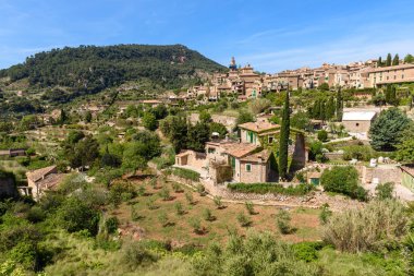 Valldemossa, batı Mallorca Tramuntana dağlarının ortasında pastoral bir vadide kırsal kasaba. Baelaric adaları, İspanya
