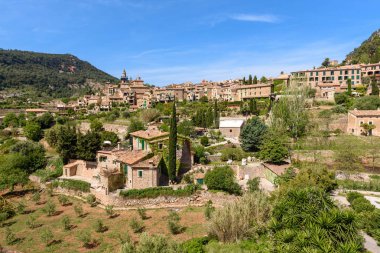 Valldemossa, batı Mallorca Tramuntana dağlarının ortasında pastoral bir vadide kırsal kasaba. Baelaric adaları, İspanya