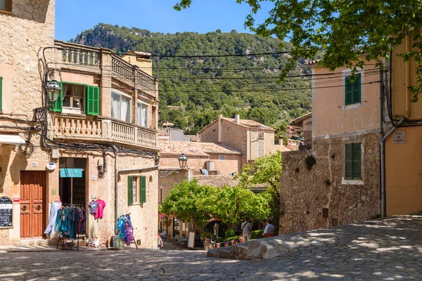 Valldemossa, Mallorca, Spanje-7 mei 2019: straat in het centrum van de oude binnenstad van Valldemossa. Europa — Stockfoto