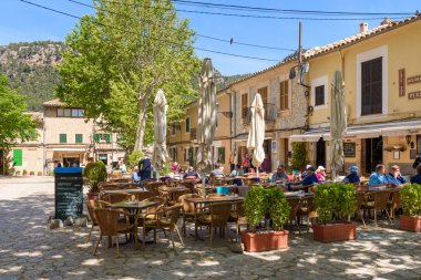Valldemossa, Mallorca, İspanya - 7 Mayıs 2019: Valldemossa eski kentinin merkezinde sokakta restoran