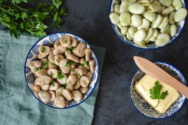 Haşlanmış bakla tereyağı ve maydanoz ile bir kapta servis