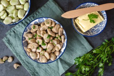 Haşlanmış bakla tereyağı ve maydanoz ile bir kapta servis