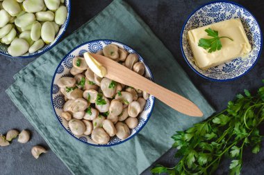 Haşlanmış bakla tereyağı ve maydanoz ile bir kapta servis