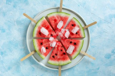 Pastel mavi arka plan meyve dondurma dilimlenmiş karpuz.