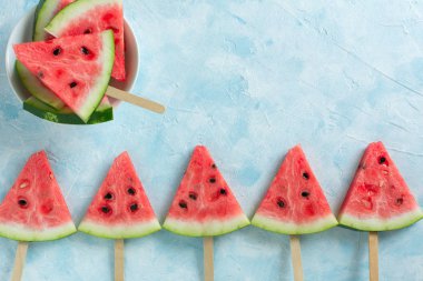 Pastel mavi arka plan meyve dondurma dilimlenmiş karpuz.