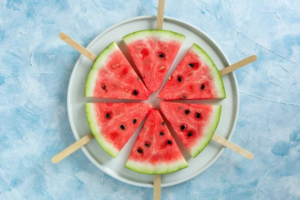 Frukt glass skivad vattenmelon på pastellblå bakgrund. — Stockfoto