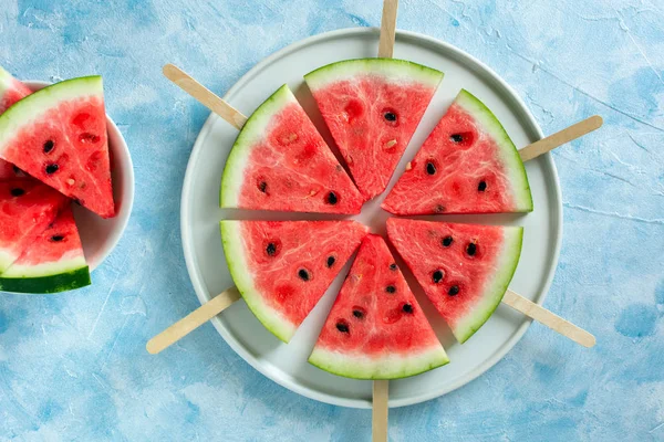 Frukt glass skivad vattenmelon på pastellblå bakgrund. — Stockfoto