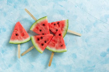 Pastel mavi arka plan meyve dondurma dilimlenmiş karpuz.