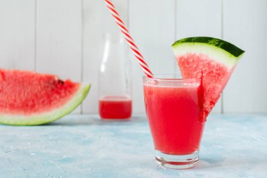 Bir bardak meyve ile tatlı karpuz suyu