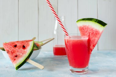 Bir bardak meyve ile tatlı karpuz suyu