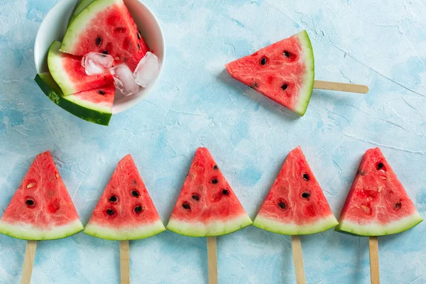 Frukt glass skivad vattenmelon på pastellblå bakgrund. — Stockfoto