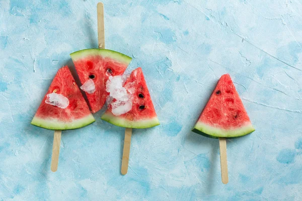 Frukt glass skivad vattenmelon på pastellblå bakgrund. — Stockfoto