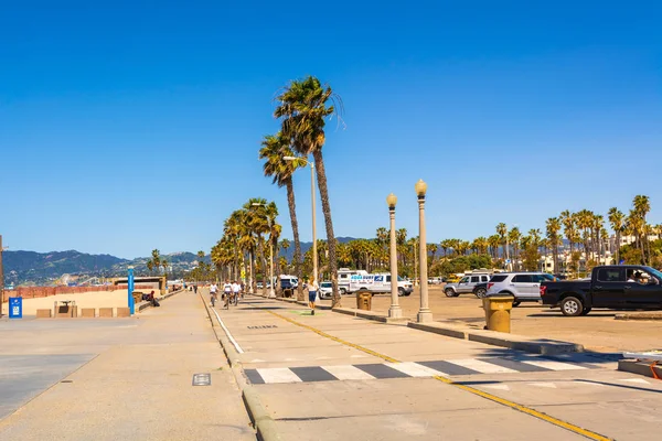 Santa Monica, Kalifornia, USA-április 10, 2019: Santa Monica Beach, tengerparti sétány egy napsütéses napon Los Angelesben, Kalifornia, USA — Stock Fotó