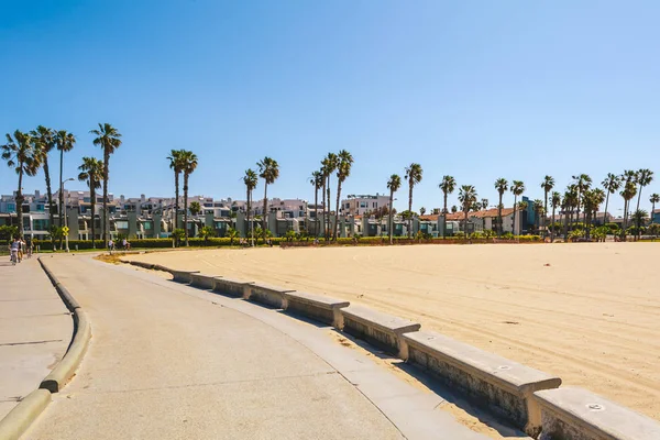 VENISE BEACH, CALIFORNIE, États-Unis - 10 avril 2019 : Belle plage de Venise à Los Angeles avec une promenade piétonne — Photo