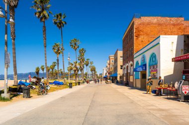 Venice Beach, California, ABD - 10 Nisan 2019: Sanatsal iklimi Venedik ile ünlüdür, Los Angeles'ta seçkin alışveriş ve konut yerleşim bölgeleri ile kıyı bölgesi