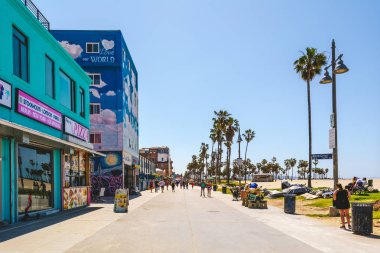 Venice Beach, California, ABD - 10 Nisan 2019: Sanatsal iklimi Venedik ile ünlüdür, Los Angeles'ta seçkin alışveriş ve konut yerleşim bölgeleri ile kıyı bölgesi
