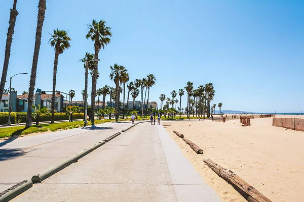 Venice Beach, promenade au bord de la mer avec des palmiers par une journée ensoleillée à Los Angeles, Californie, USA — Photo