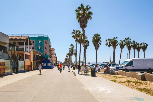 Παραλία Βενετίας, Καλιφόρνια, ΗΠΑ-10 Απριλίου, 2019: παραλιακός δρόμος περιπάτου με φοίνικες σε μια ηλιόλουστη μέρα στο Λος Άντζελες, Καλιφόρνια, ΗΠΑ — Φωτογραφία Αρχείου