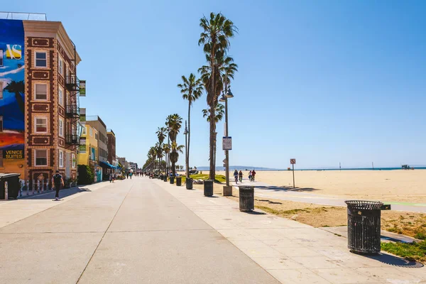 Παραλία Βενετίας, Καλιφόρνια, ΗΠΑ-10 Απριλίου, 2019: όμορφη παραλία της Βενετίας στο Λος Άντζελες με περίπατο πεζοδρομημένης — Φωτογραφία Αρχείου