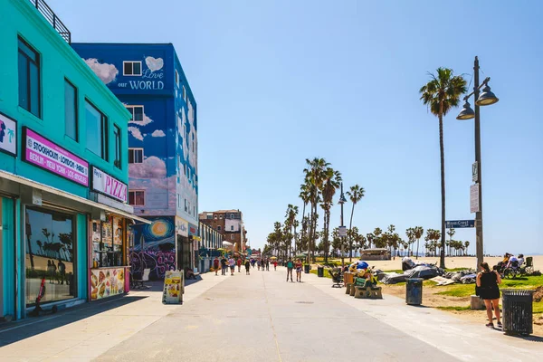 Παραλία Βενετίας, Καλιφόρνια, ΗΠΑ-10 Απριλίου 2019: διάσημη για το καλλιτεχνικό της κλίμα, Βενετία, παράκτια περιοχή με αποκλειστικές αγορές και στεγαστικά εδάφη στο Λος Άντζελες — Φωτογραφία Αρχείου