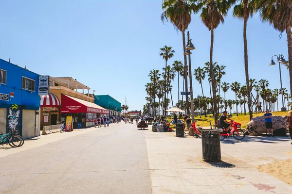 VENISE BEACH, CALIFORNIE, USA - Le 10 avril 2019 : Promenade au bord de la mer avec boutiques et palmiers par une journée ensoleillée à Los Angeles, Californie, USA — Photo