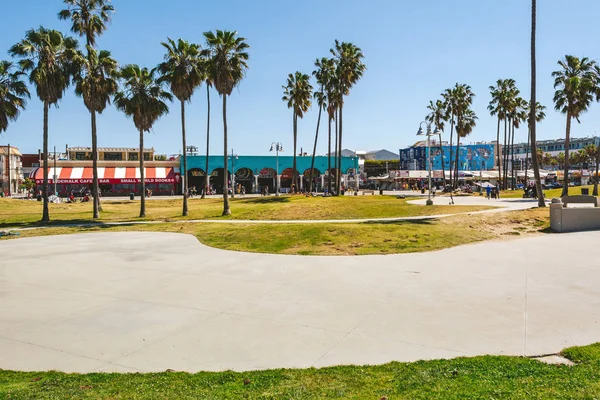 VENISE BEACH, CALIFORNIE, États-Unis - 10 avril 2019 : Vue de jour de la promenade de la plage de Venise . — Photo