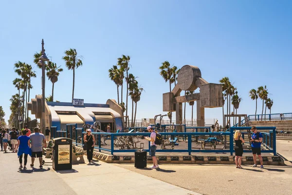 VENISE BEACH, CALIFORNIE, États-Unis - 10 avril 2019 : Vue de jour sur la rue Venise. Venice Beach est populaire par les résidents domestiques pour le sport et les loisirs — Photo