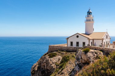 Mallorca, İspanya - 10 Mayıs 2019: Kapdepera deniz feneri, adanın en sembolik deniz fenerlerinden biri olan Mallorca'nın en doğu noktasında yer alır. Balear adaları