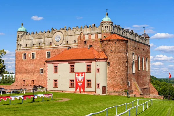 Castelo em Golub-Dobrzyn - Castelo teutônico da virada dos séculos XIII e XIV, erguido sobre uma colina com vista para a cidade, preservado no estilo gótico-renascentista. Polónia, Europa — Fotografia de Stock