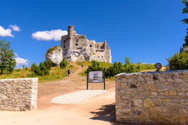 Mirow, Polonya - 15 Temmuz 2019: Mirow köyündeki Kale Harabeleri, Eagles Nests Trail adlı ortaçağ kalelerinden biri