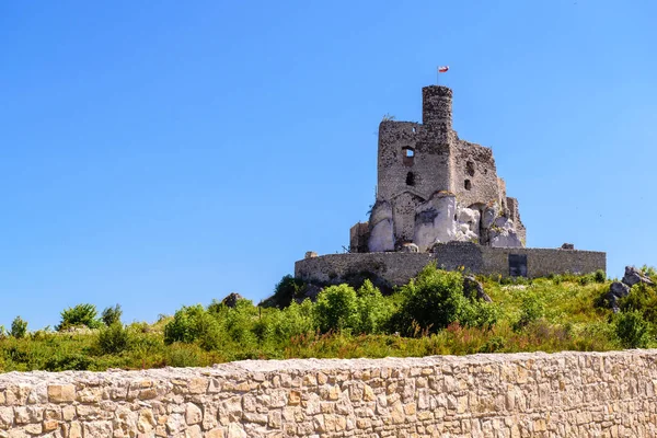 MIROW, POLÔNIA - 15 de julho de 2019: Ruínas do Castelo na vila de Mirow, um dos castelos medievais chamado Eagles Nests Trail — Fotografia de Stock