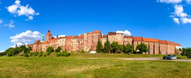 Polonya'da Vistula Nehri üzerinde Grudziadz tarihi tahıl ambarları Panorama