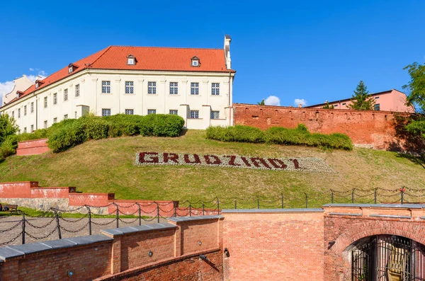 Grudziadz, polen - 18. Juli 2019: Altstadt von grudziadz mit schöner Architektur bei sonnigem Wetter — Stockfoto