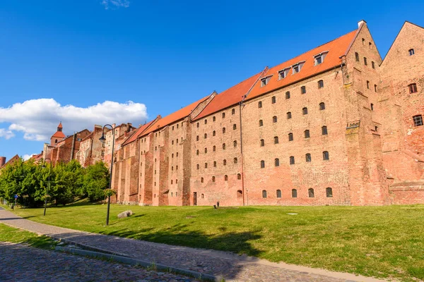 Ιστορικές σιταποθήκες στο Γκράντζανταζ στον ποταμό Βιστούλα στην Πολωνία — Φωτογραφία Αρχείου
