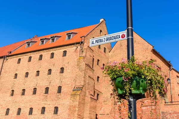 GRUDZIADZ, POLOGNE - 18 juillet 2019 : Un boulevard sur la Vistule le long des greniers historiques de Grudziadz — Photo