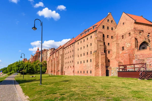 Történelmi Granaries a Grudziadzban a Visztula folyón Lengyelországban — Stock Fotó