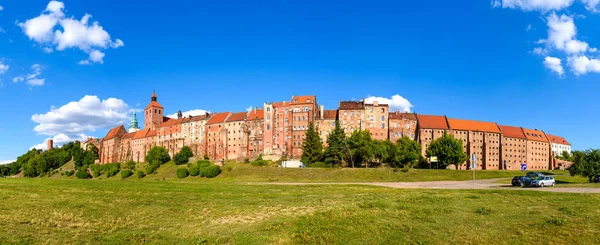 Panorama van historische graanschuren in Grudziądz aan de rivier de Vistula in Polen — Stockfoto