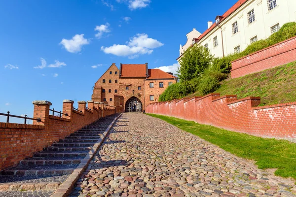 Wassertor in Grudziadz mit schöner Architektur der Getreidespeicher. Europa — Stockfoto