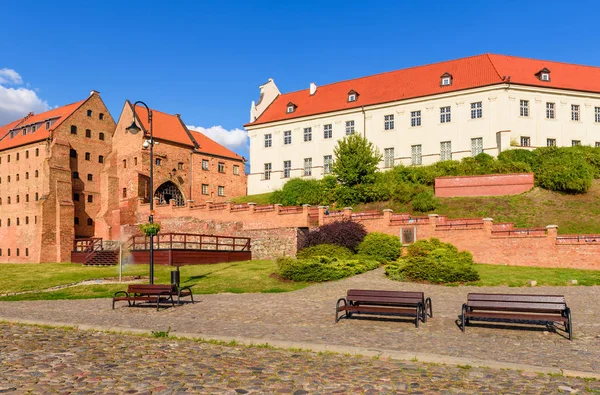 Boulevard am Fluss Weichsel mit Blick auf Kornspeicher in Grudziadz, Polen — Stockfoto