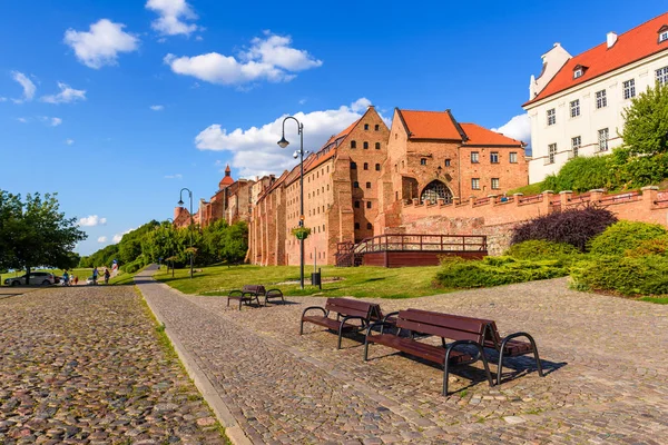 Uferpromenade mit Blick auf historische Getreidespeicher in Grudziadz, Polen — Stockfoto